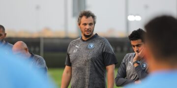 رئيس بيراميدز يجتمع باللاعبين قبل انطلاق مرانهم في الدور نصف النهائي في العاصمة الإماراتية