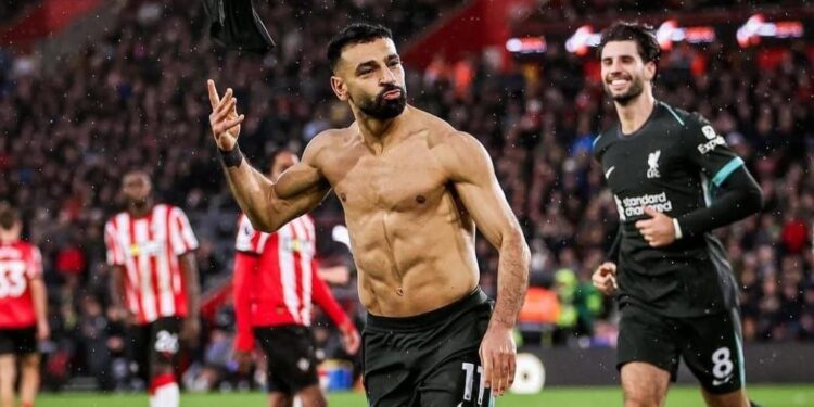 هل تستمر هيمنة الفرعون المصري على عرش إنجلترا بعقد جديد؟