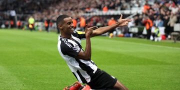 ليفربول يكسر حصار نيوكاسل على إيزاك بأضخم عرض في تاريخه