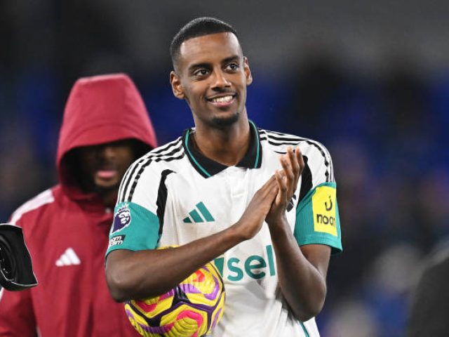 IPSWICH, ENGLAND - DECEMBER 21: Alexander Isak of Newcastle United celebrates with the match ball after scoring a hat-trick after the Premier League match between Ipswich Town FC and Newcastle United FC at Portman Road on December 21, 2024 in Ipswich, England. (Photo by Michael Regan/Getty Images)