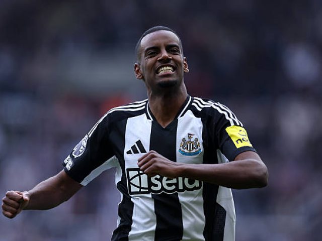 NEWCASTLE UPON TYNE, ENGLAND - APRIL 26: Alexander Isak of Newcastle United celebrates scoring his team's first goal during the Premier League match between Newcastle United FC and Ipswich Town FC at St James' Park on April 26, 2025 in Newcastle upon Tyne, England. (Photo by Alex Livesey/Getty Images)