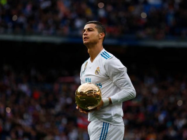 MADRID, SPAIN - DECEMBER 09: Cristiano Ronaldo of Real Madrid CF offers his fifth Golden Ball (Ballon d'Or) trophy to the audience prior to start the La Liga match between Real Madrid CF and Sevilla FC at Estadio Santiago Bernabeu on December 9, 2017 in Madrid, Spain . (Photo by Gonzalo Arroyo Moreno/Getty Images)