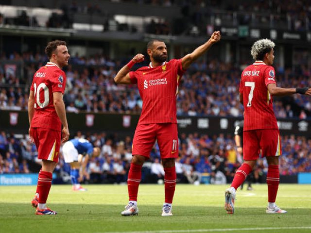 IPSWICH, ENGLAND - AUGUST 17: Mohamed Salah of Liverpool celebrates scoring his team's second goal with teammates Diogo Jota and Luis Diaz during the Premier League match between Ipswich Town FC and Liverpool FC at Portman Road on August 17, 2024 in Ipswich, England. (Photo by Marc Atkins/Getty Images)