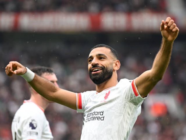 MANCHESTER, ENGLAND - SEPTEMBER 01: Mohamed Salah of Liverpool celebrates scoring his team's third goal during the Premier League match between Manchester United FC and Liverpool FC at Old Trafford on September 01, 2024 in Manchester, England. (Photo by Michael Regan/Getty Images)